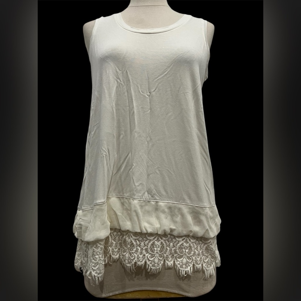 Daisy Fuentes‎ Lace Trim Tank Top.